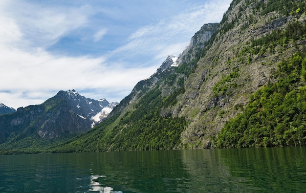 El pintoresco lago Koenigssee en Baviera