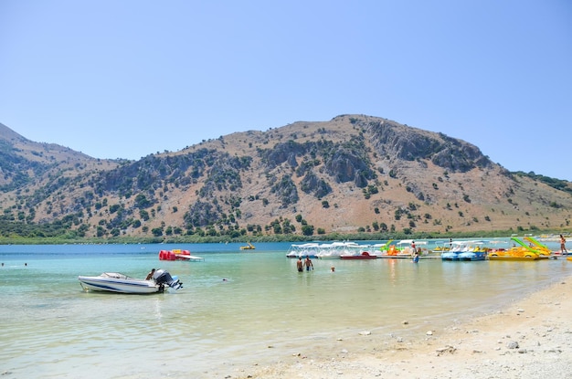 Pintoresco lago Kournas en Creta Grecia