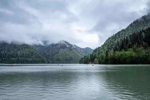 Pintoresco lago de montaña en un día nublado