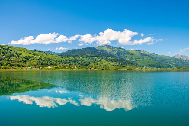 Un pintoresco lago de montaña se encuentra en un valle entre las montañas.