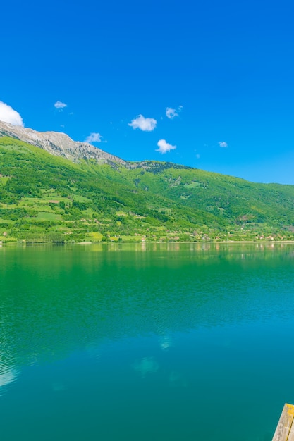 Un pintoresco lago de montaña se encuentra en un valle entre las montañas.