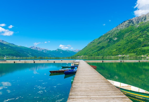 Un pintoresco lago de montaña se encuentra en un valle entre las montañas.