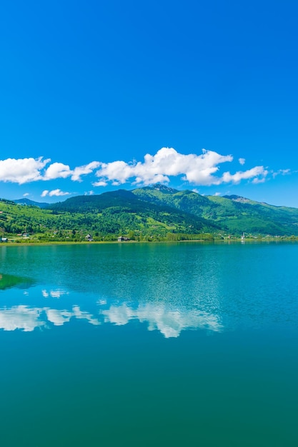 Un pintoresco lago de montaña se encuentra en un valle entre las montañas.