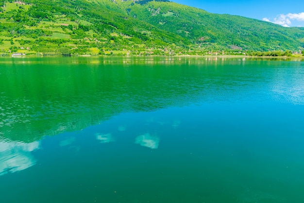 Un pintoresco lago de montaña se encuentra en un valle entre las montañas.