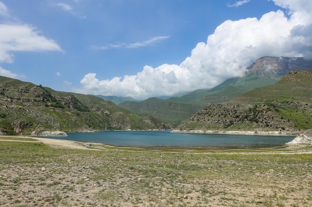 Pintoresco lago de montaña Gizhgit en KabardinoBalkaria Elbrus Región de Rusia Junio de 2021