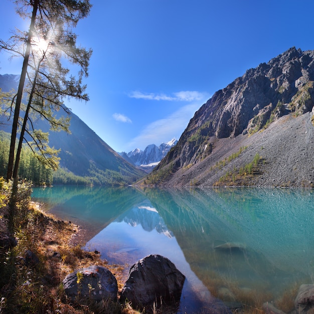 Pintoresco lago de montaña en una mañana soleada, Altai. Viajes de verano.