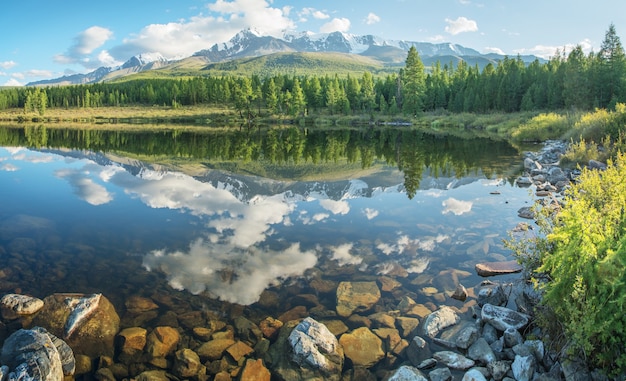 Pintoresco lago de montaña en la mañana de verano en Altai