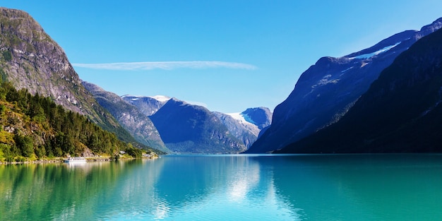 Pintoresco lago de montaña en Noruega