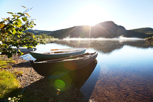 Foto pintoresco lago de montaña en noruega