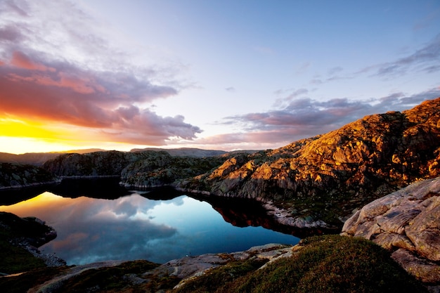 Foto pintoresco lago de montaña en noruega