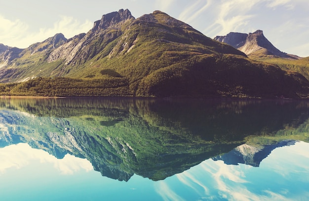 Pintoresco lago de montaña en Noruega