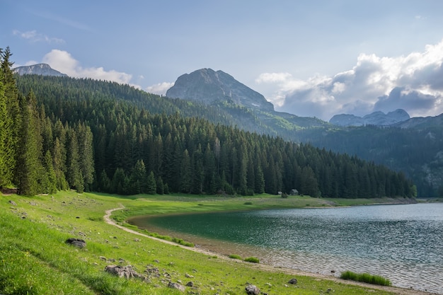 El pintoresco Lago Negro se encuentra en el Parque Nacional Durmitor.