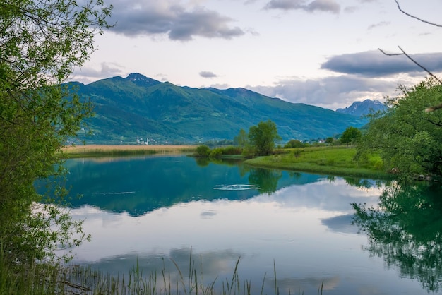 Pintoresco lago Plav en las montañas de Montenegro