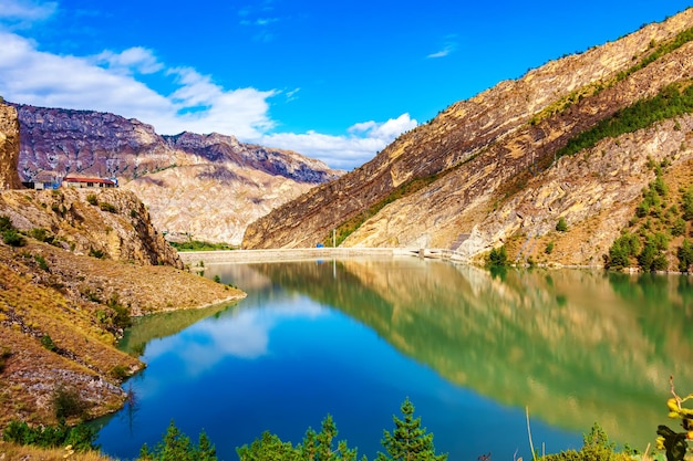 Pintoresco lago turquesa en las montañas del Cáucaso