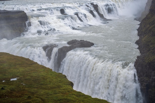 Pintoresco lleno de agua gran cascada Gullfoss otoño vista suroeste de Islandia