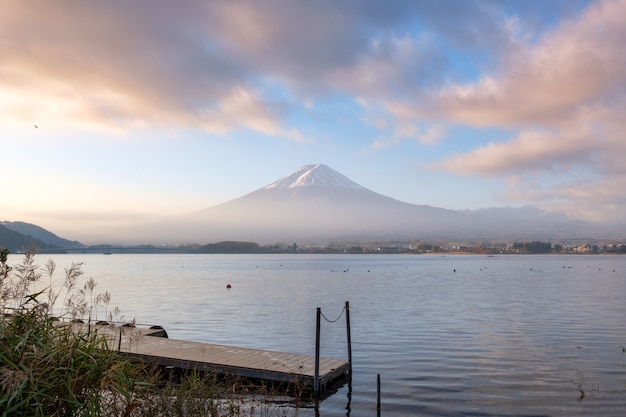 El pintoresco monte Fuji y el puerto de madera con cielo colorido en el lago Kawaguchiko
