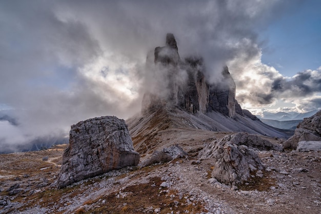 Foto pintoresco paisaje al atardecer en las montañas dolomitas italia