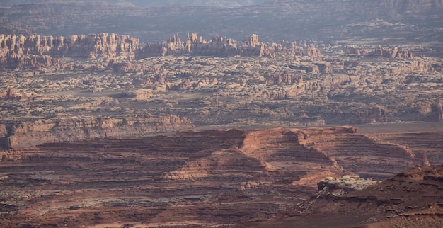 Pintoresco paisaje americano y montañas de roca roja en el cañón del desierto