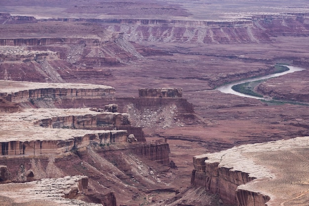 Pintoresco paisaje americano y montañas de roca roja en el cañón del desierto