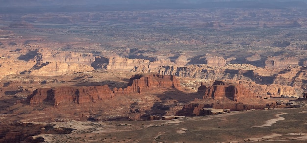 Pintoresco paisaje americano y montañas de roca roja en el cañón del desierto