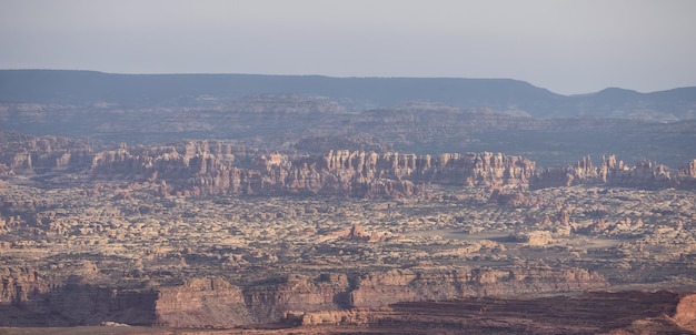 Pintoresco paisaje americano y montañas de roca roja en el cañón del desierto