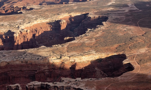 Pintoresco paisaje americano y montañas de roca roja en el cañón del desierto