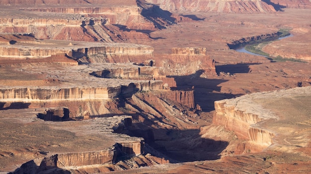 Pintoresco paisaje americano y montañas de roca roja en el cañón del desierto