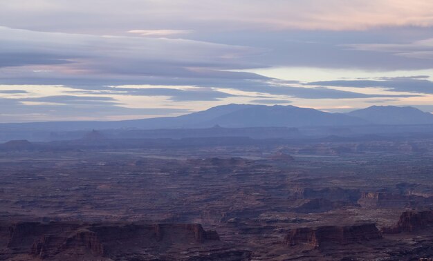 Pintoresco paisaje americano y montañas de roca roja en el cañón del desierto