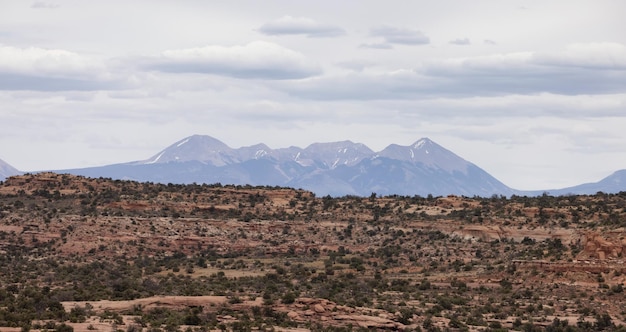 Pintoresco paisaje americano y montañas de roca roja en el cañón del desierto