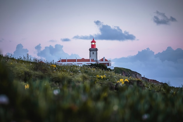 Foto pintoresco paisaje con un faro al atardecer en sintra portugal