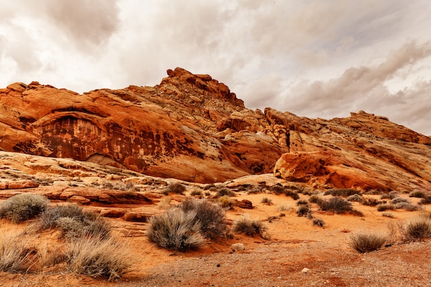 Pintoresco paisaje de formaciones de roca en el desierto, EE.UU.