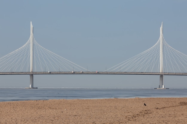 Pintoresco paisaje con hermoso puente de yates en primavera