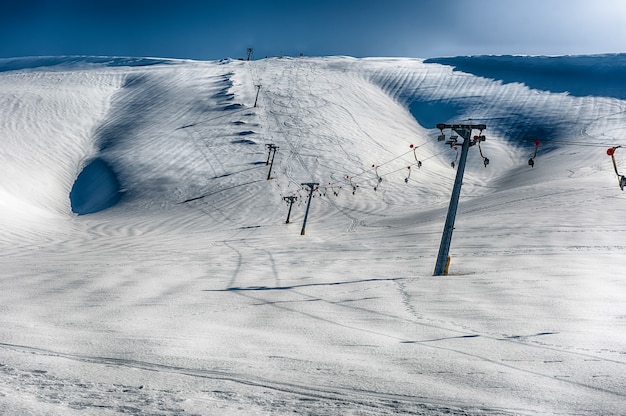 Pintoresco paisaje invernal con montañas cubiertas de nieve, ubicado en Campocatino, ciudad turística de esquí en los Apeninos centrales, Italia