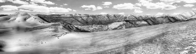 Pintoresco paisaje invernal panorámico con montañas cubiertas de nieve, ubicado en Campocatino, ciudad turística de esquí en los Apeninos centrales, Italia