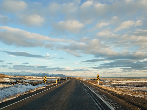 Pintoresco paisaje de invierno de Islandia.