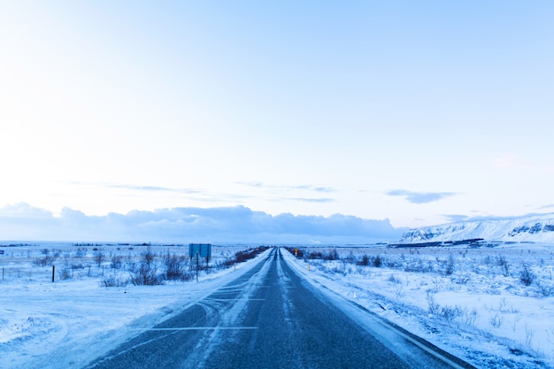 Pintoresco paisaje de invierno de Islandia.