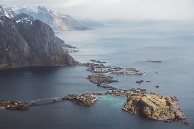 Pintoresco paisaje de las islas Lofoten, picos, lagos y casas