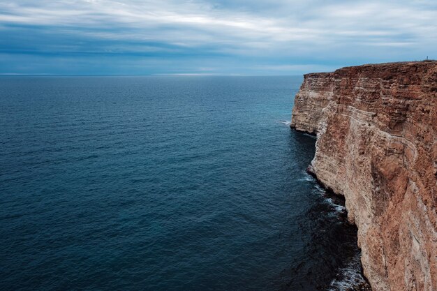 Pintoresco paisaje marino con acantilados rocosos piedras mar bahía