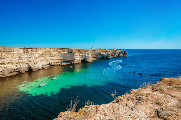 Pintoresco paisaje marino con agua azul y rocas Península Tarkhankut Crimea