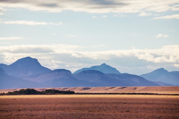 Pintoresco paisaje de montaña en día lluvioso en verano.