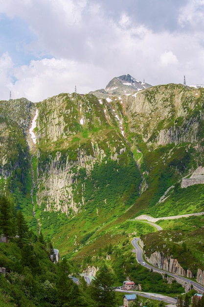 Pintoresco paisaje de montaña Furka Pass en los Alpes suizos en verano