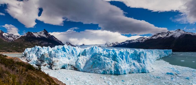 Foto pintoresco paisaje de montaña con el glaciar perito moreno patagonia argentina