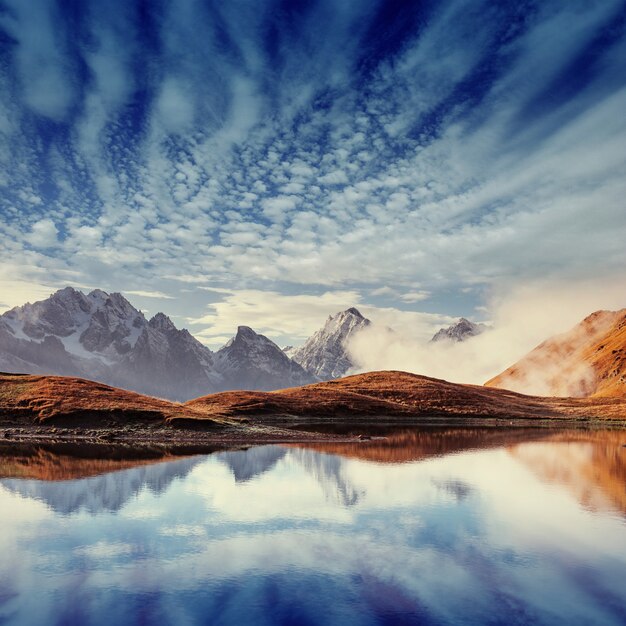 El pintoresco paisaje de las montañas. Svaneti superior