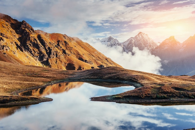 El pintoresco paisaje de las montañas. Svaneti superior