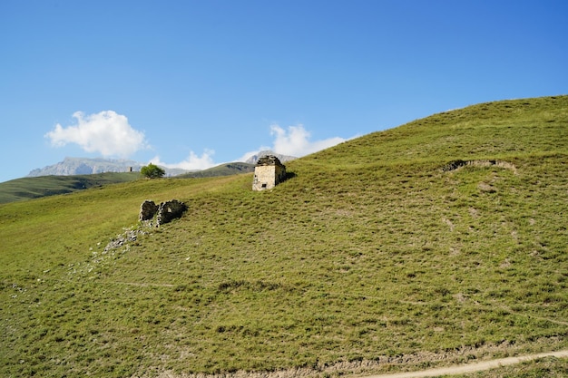 Pintoresco paisaje de montañas en verano Majestuoso paisaje del valle de las tierras altas con verdes prados bajo un cielo azul en un día soleado