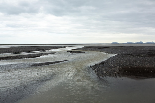 Pintoresco paisaje con naturaleza verde en Islandia durante el verano.