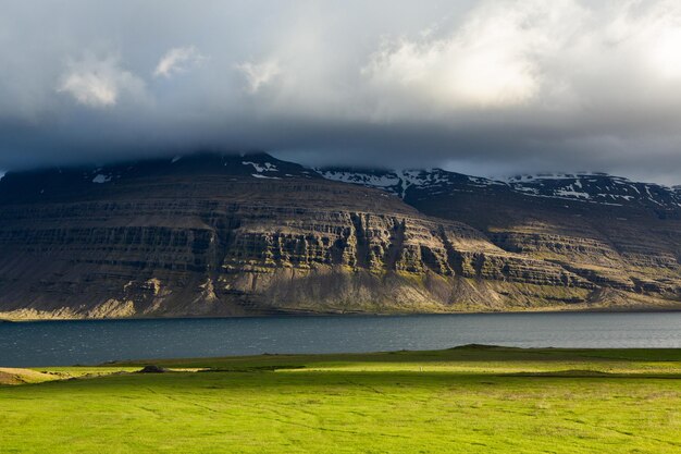 Pintoresco paisaje con naturaleza verde en Islandia durante el verano.