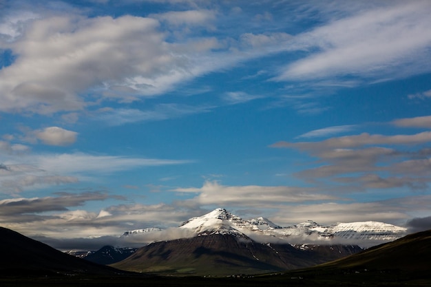 Pintoresco paisaje con naturaleza verde en Islandia durante el verano.