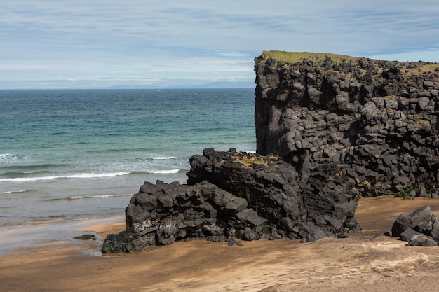 Pintoresco paisaje con naturaleza verde en Islandia durante el verano.