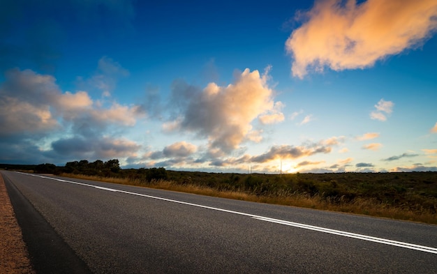 Pintoresco paisaje y puesta de sol sobre la carretera